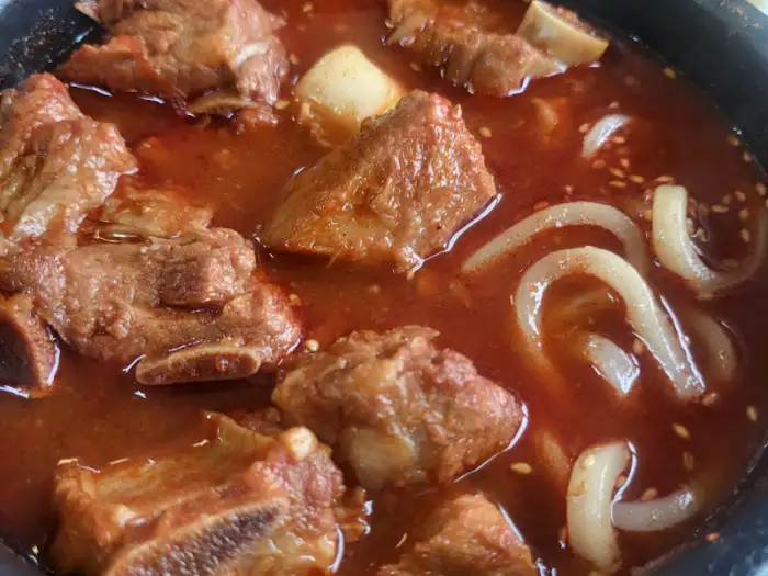 뚝배기에 푸짐하게 담긴 금강산 매운 갈비찜