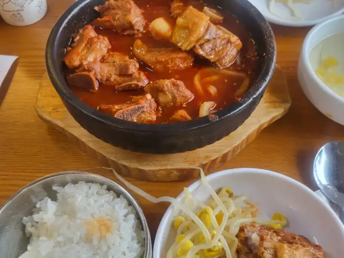 갈비찜, 밥, 콩나물 무침이 함께 나온 상차림