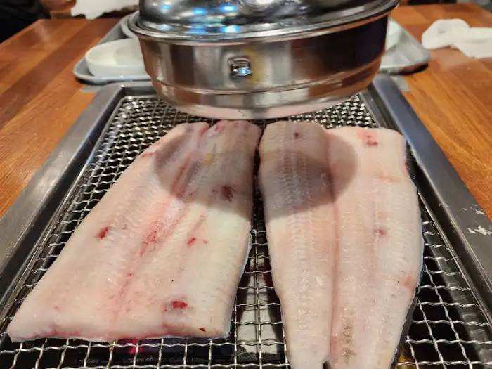 숯불 위에 올려진 신선한 장어