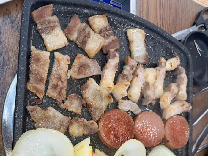 불판 위에서 구워지고 있는 다양한 고기