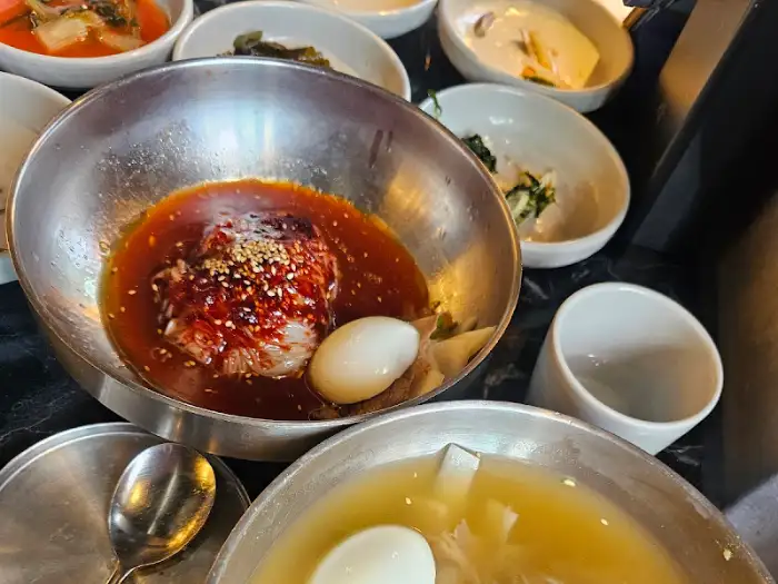 밑반찬과 비빔냉면
