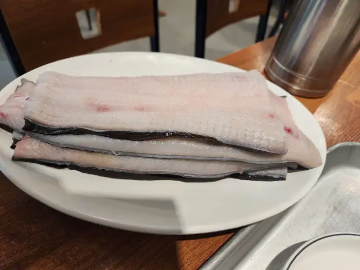 접시에 담긴 장어