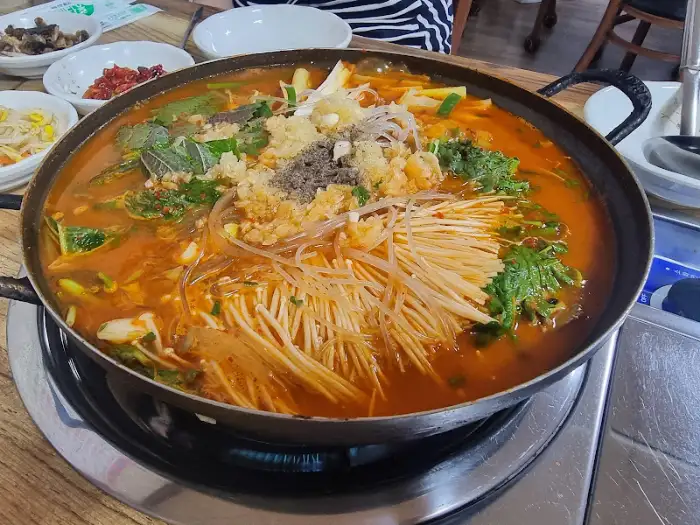 김이 모락모락 나는 메기매운탕 냄비