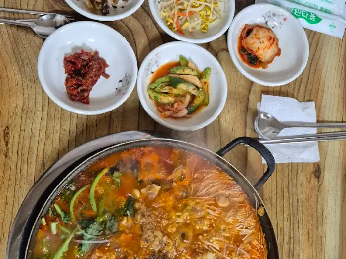 매운탕과 밑반찬이 함께 놓인 식탁 모습