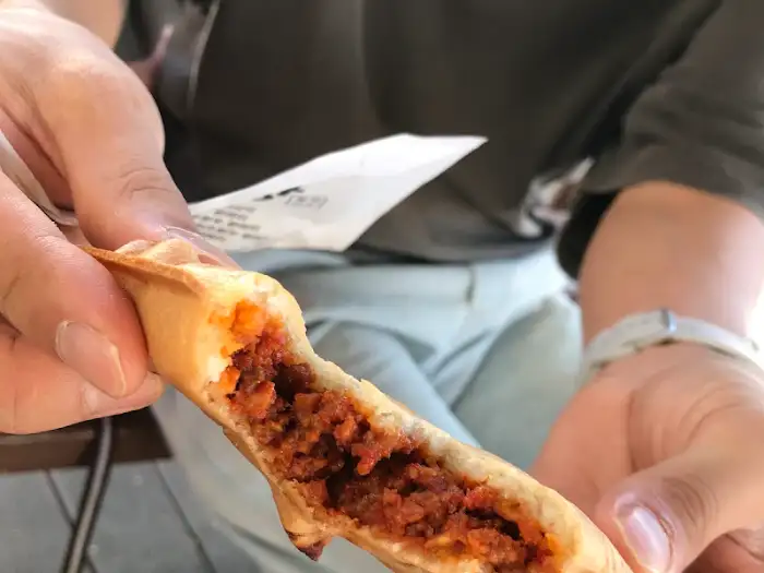 맛있게 먹고 있는 한우빵
