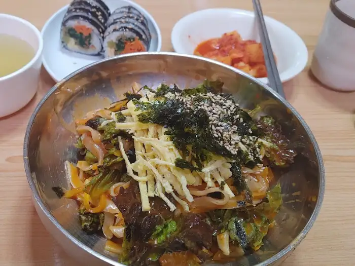 비빔국수와 김밥, 그리고 국물이 담긴 그릇