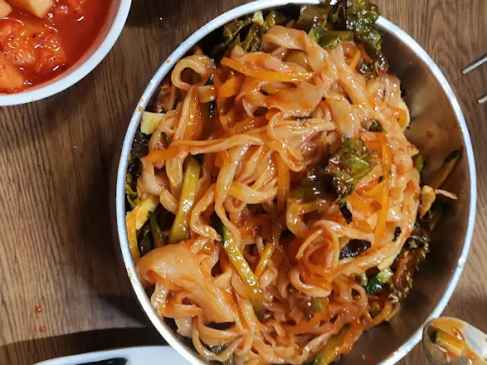 비빔국수가 담긴 대접의 클로즈업 사진