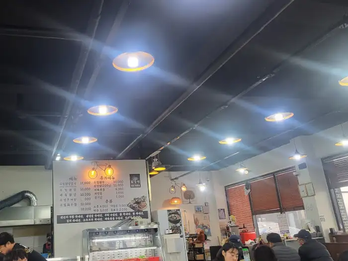 우렁쌈밥 토담집 내부 조명