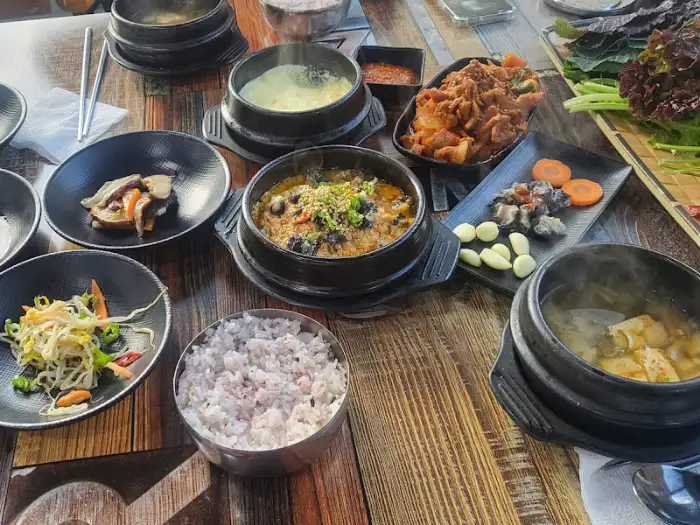 푸짐하게 차려진 우렁쌈밥 정식 한상