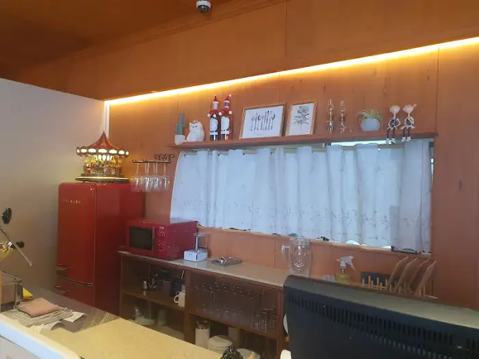 카페 내부의 벽면 장식과 빈티지한 소품들