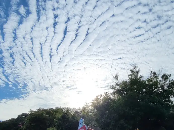 하늘에 펼쳐진 물결 모양의 구름