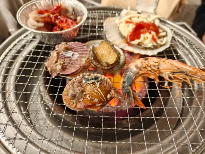 석쇠 위에서 익어가는 조개구이