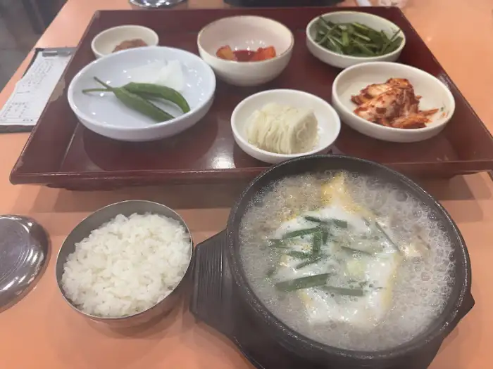 국밥과 함께 나온 소면과 밥