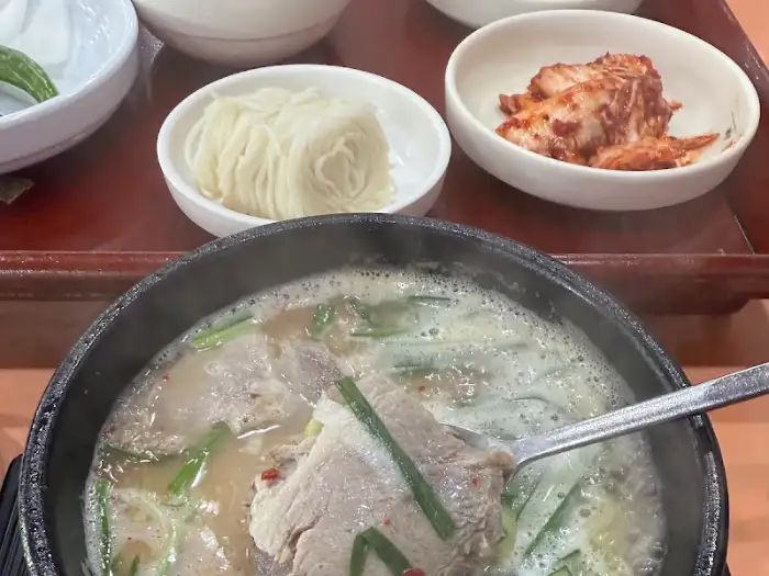 돼지국밥 한 숟가락