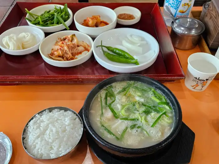 테이블에 차려진 전체 모습