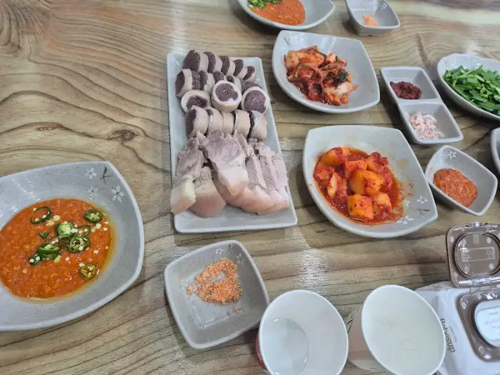 푸짐한 모듬수육과 반찬