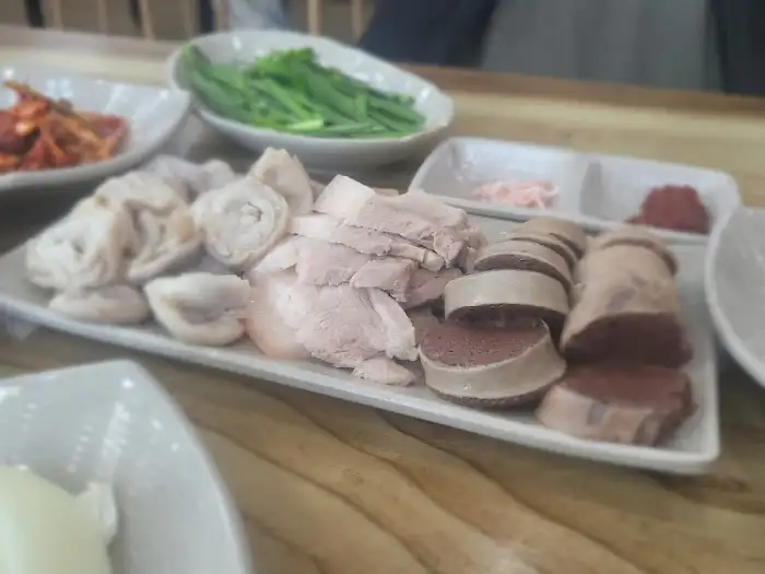 식탁에 차려진 음식들