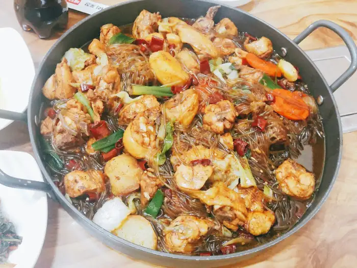 윤기 흐르는 찜닭 조각