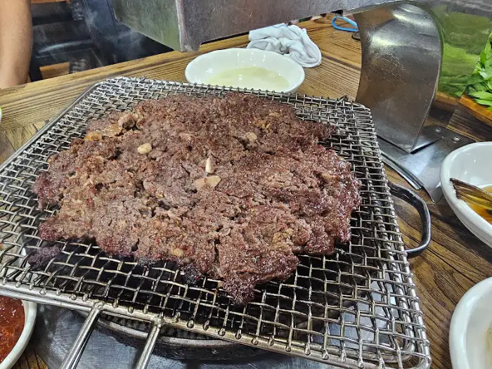 석쇠 위에서 구워지고 있는 언양 불고기