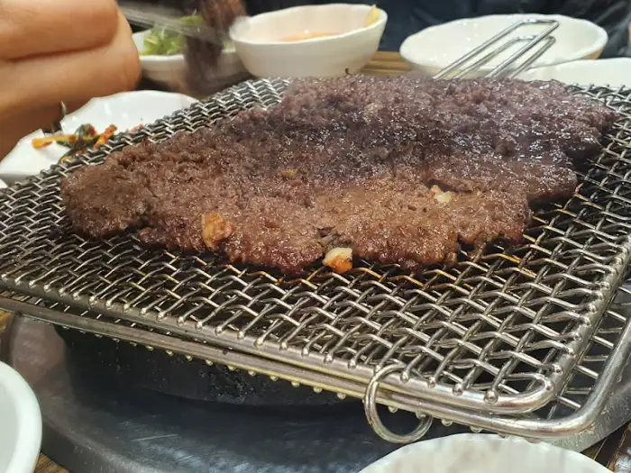 석쇠 위에서 익어가는 언양 불고기의 클로즈업 샷