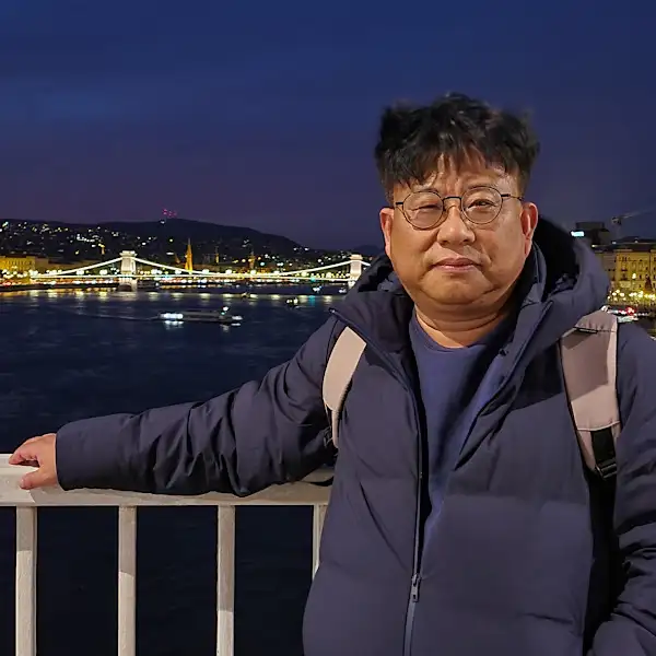 밤 풍경 속 야경이 멋진 다리와 강