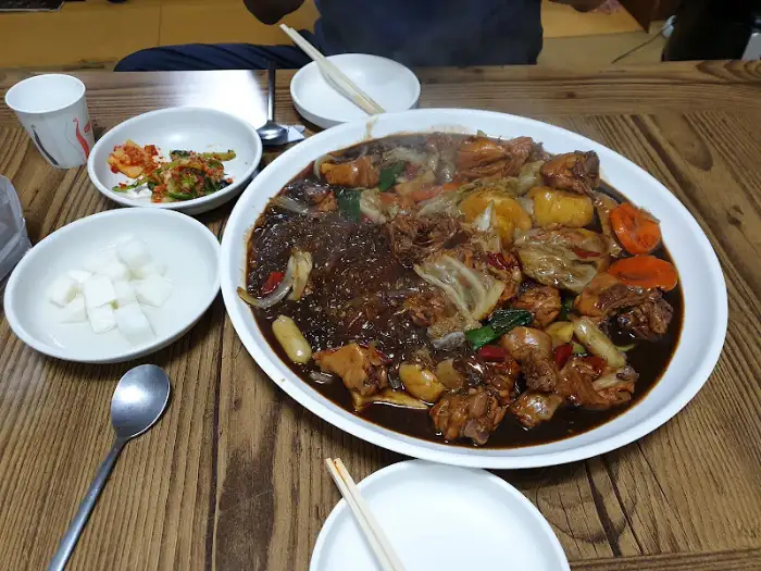 찜닭과 곁들임 반찬