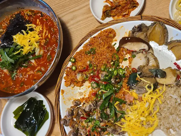 꼬막 비빔밥과 조개탕이 함께 나온 사진