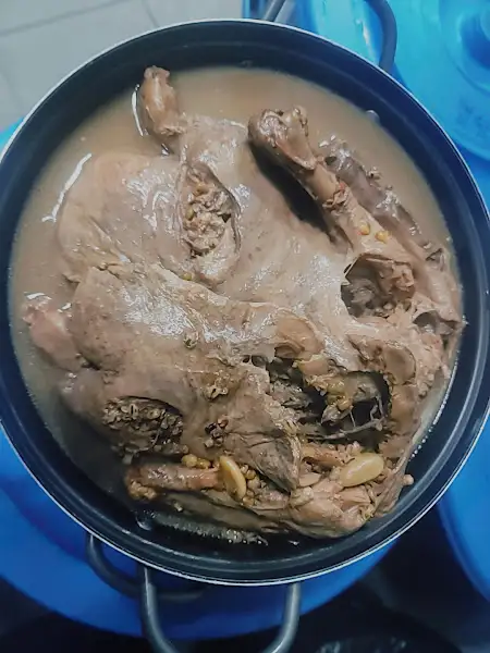 익혀진 닭의 일부