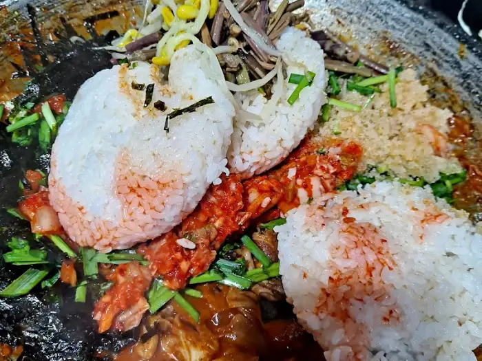 잘 비벼진 쭈꾸미 덮밥
