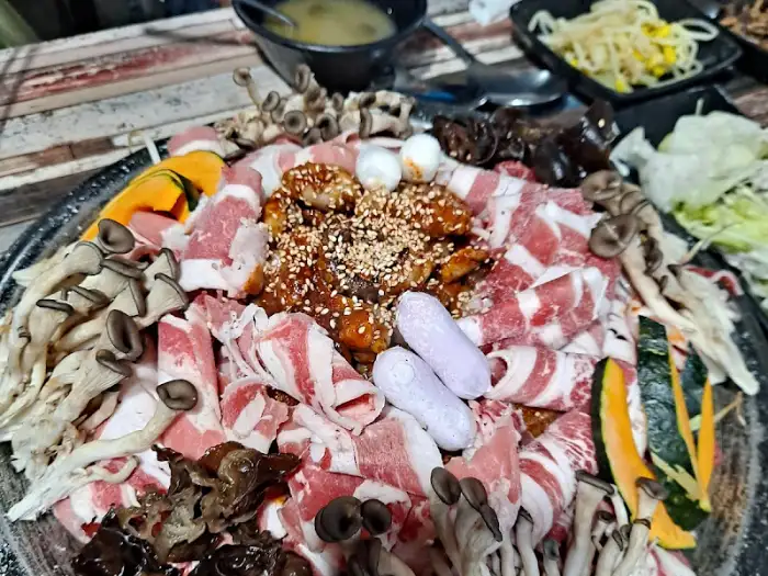 풍성하게 차려진 쭈꾸미 볶음 한상