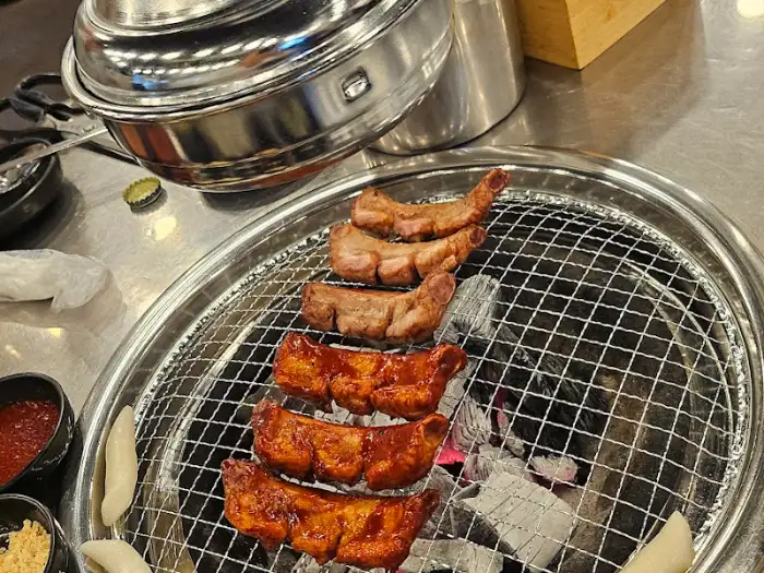 숯불 위에서 익어가는 쪽갈비와 떡