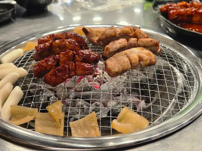 쪽갈비와 함께 구워지는 떡, 껍데기