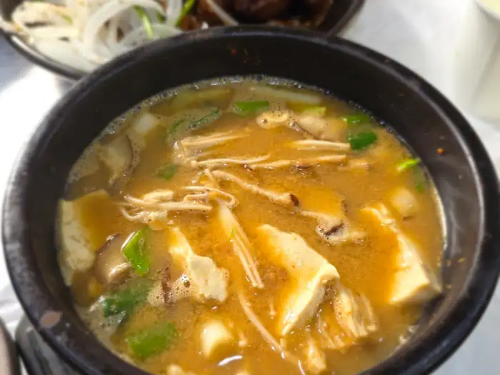 푸짐한 건더기가 들어간 된장찌개