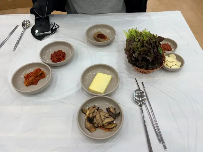 다양한 밑반찬과 쌈 채소