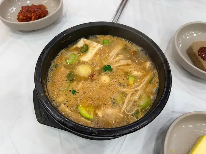 김이 모락모락 나는 된장찌개