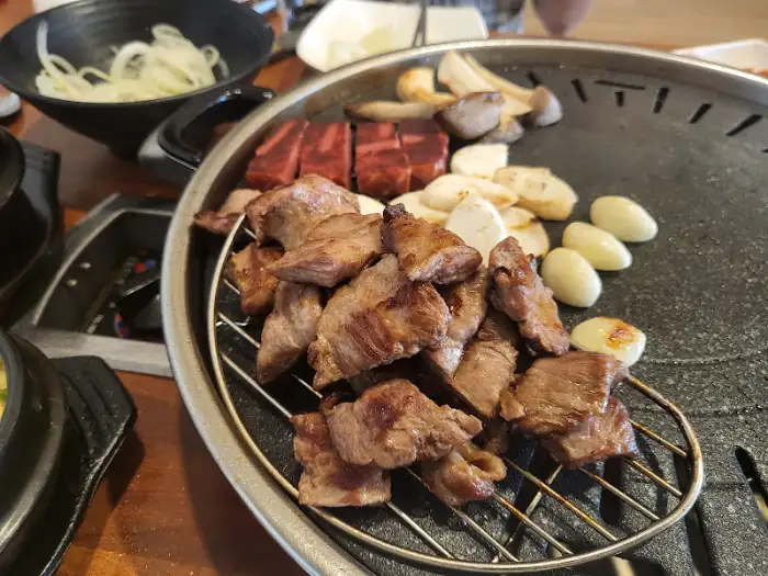 잘 구워진 고기와 버섯, 마늘