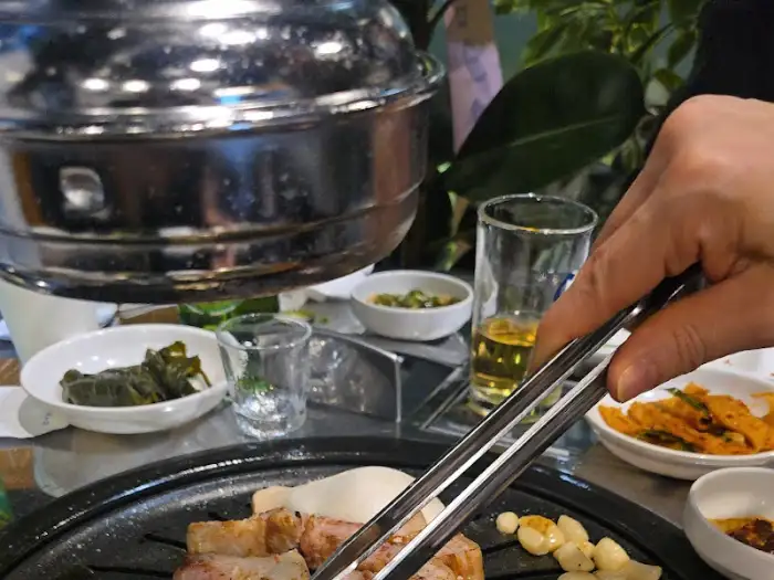 집게로 고기를 뒤집는 모습