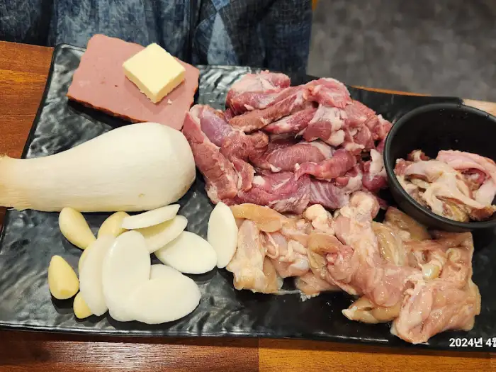 다양한 부위의 돼지고기와 곁들임 재료
