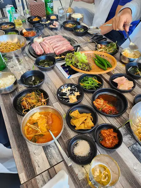 테이블에 차려진 음식들