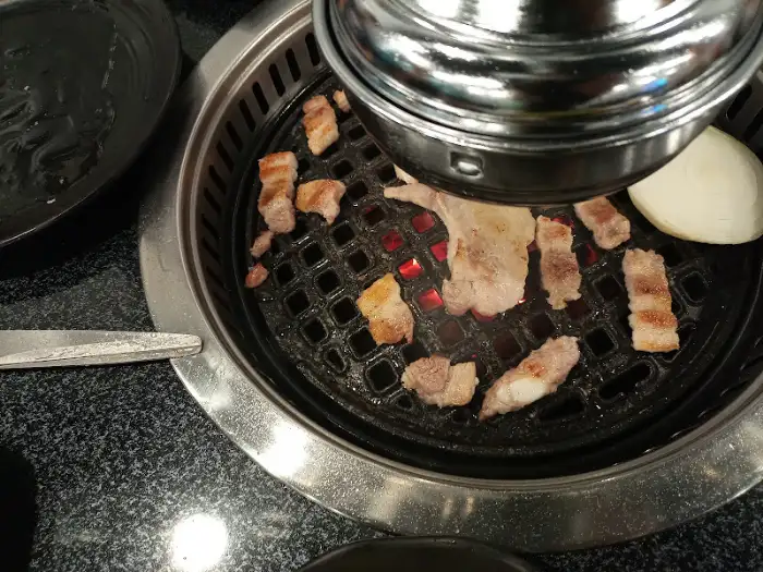 불판 위에서 구워지고 있는 고기 조각들