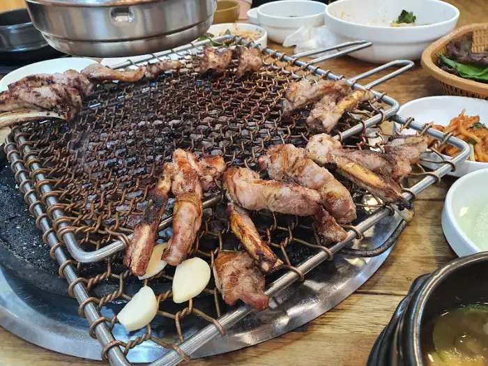 불판 위에서 지글지글 익어가고 있는 돼지고기
