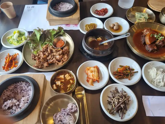 다양한 음식이 차려진 테이블의 전경