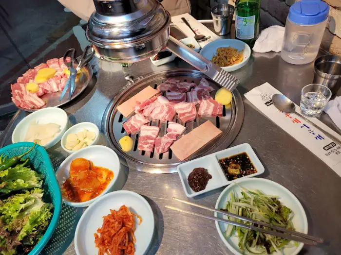 신선한 삼겹살이 불판 위에서 구워지고 있다.