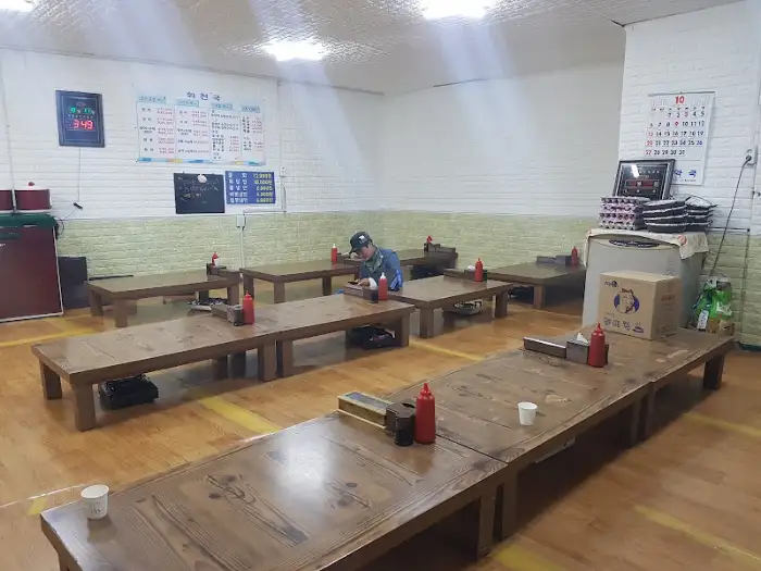 식당 내부 테이블 모습