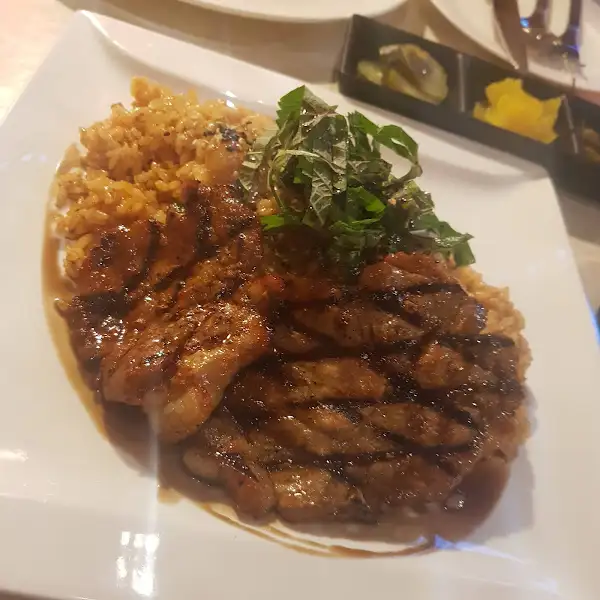 매콤한 양념의 고기 요리