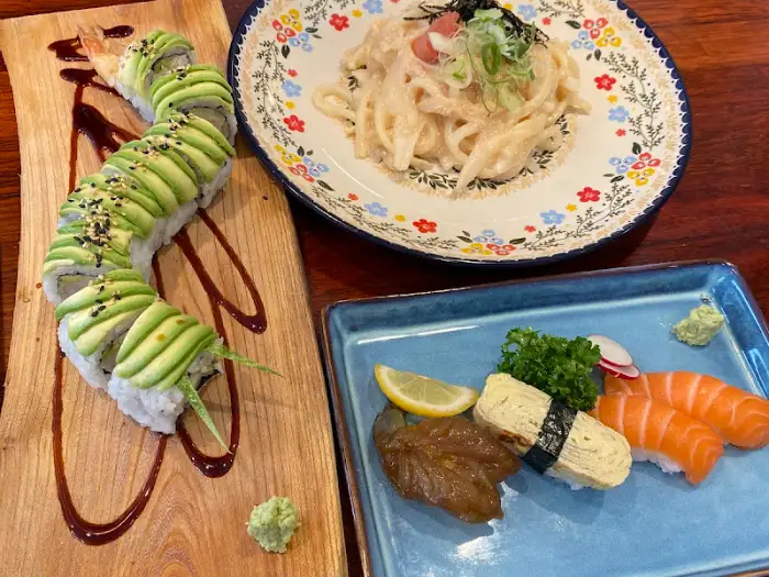 히즈핸드 아보카도 롤과 초밥