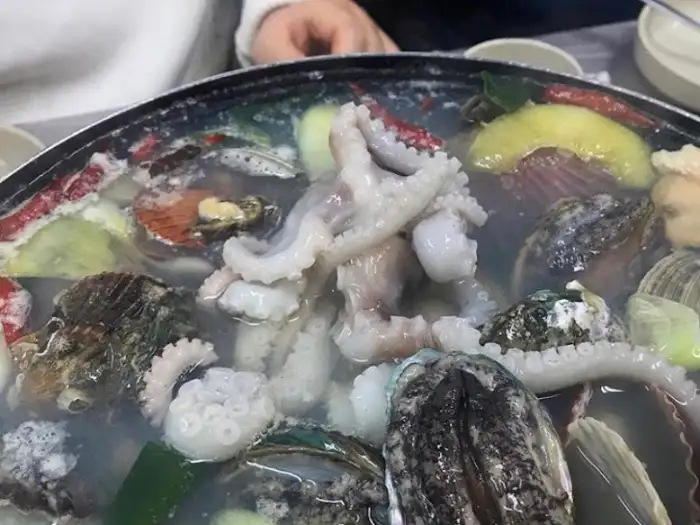 손질된 대게와 랍스터 다리