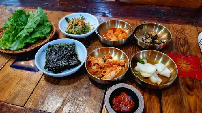 다양한 반찬과 쌈 채소