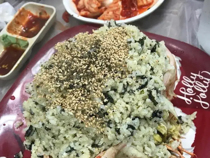 볶음밥 위에 뿌려진 참깨와 김가루