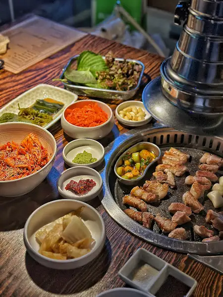 테이블에 차려진 다양한 반찬과 오리 주물럭